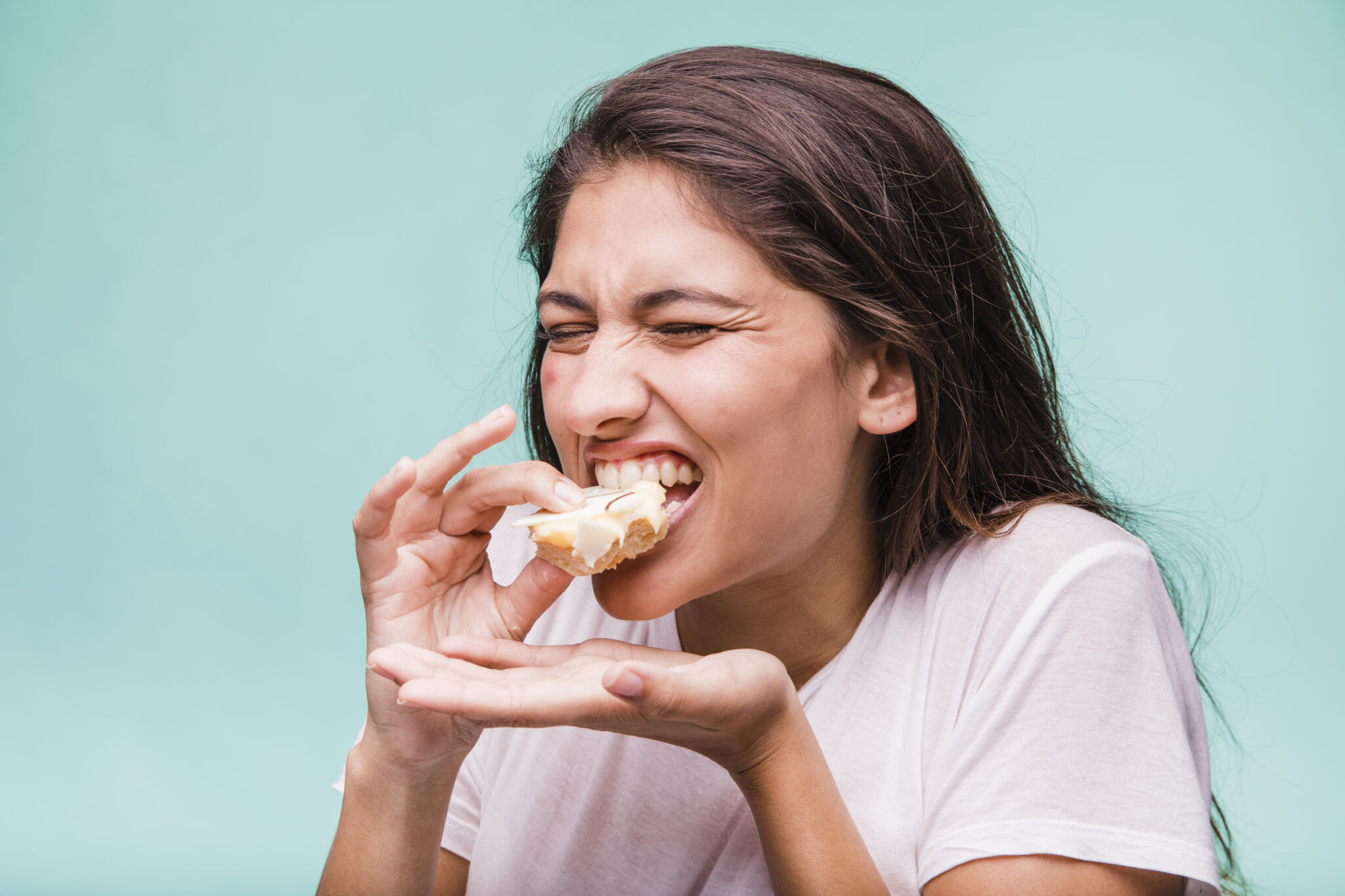Tooth Pain When Chewing? Here’s What It Means and What to Do 